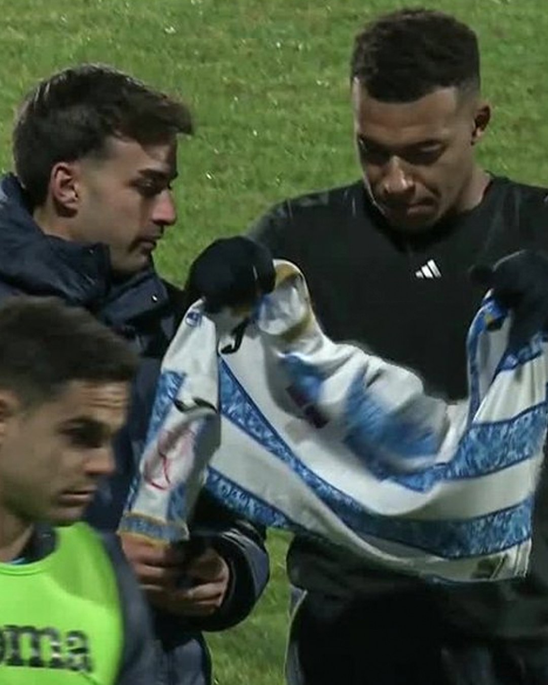 كيليان مبابي تبادل القميص مع لاعب من تالافيرا في مباراتهم في كأس ملك إسبانيا 