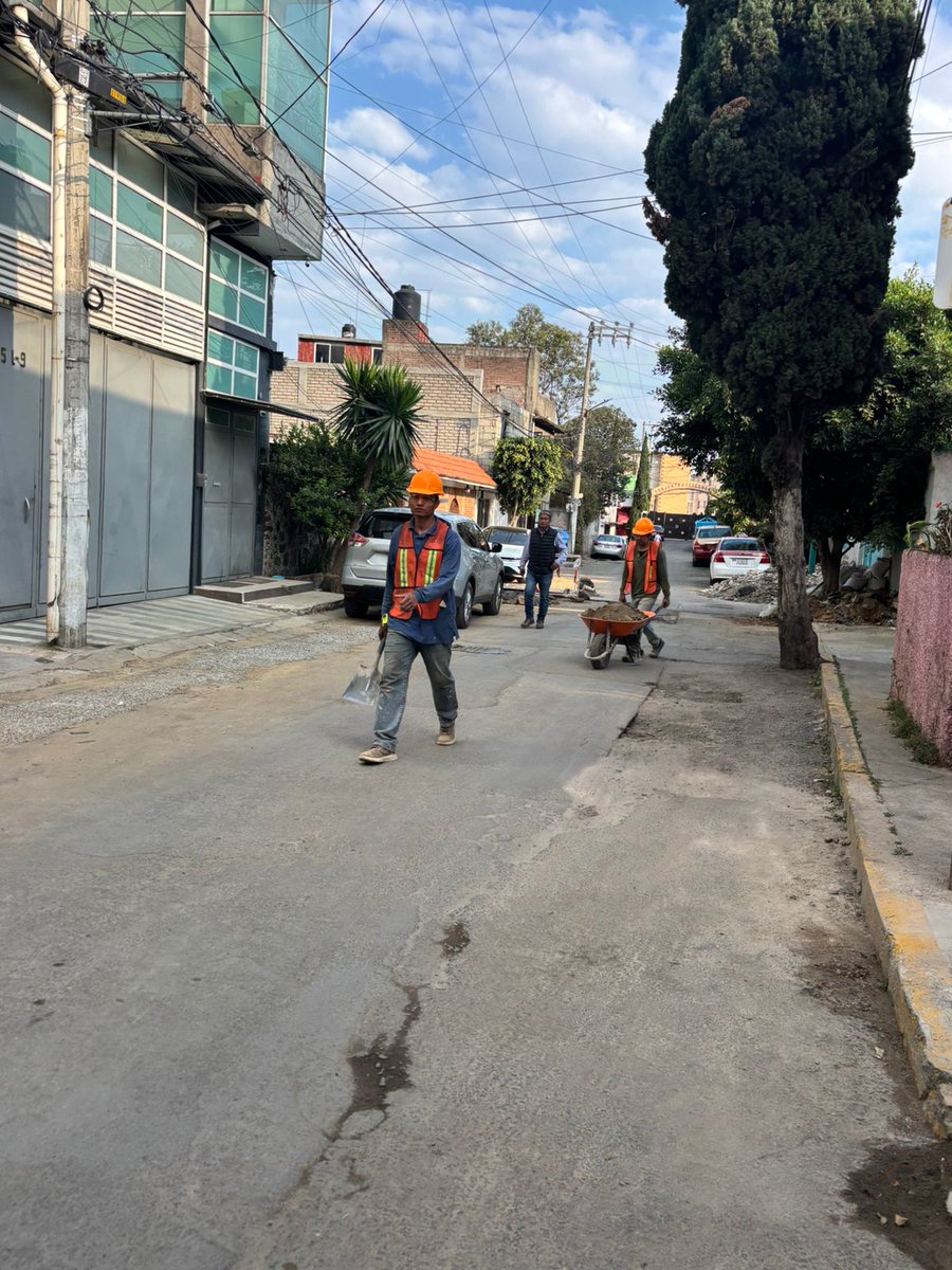 Lilipalom's tweet photo. @TlalpanAl @TlalpanVecinos  Ayuda con este desastre que tienen en la calle de Cantera, tienen más de 2 meses y no terminan Los autos se descomponen y solo están echando tierra que se va cada que pasamos. Tienen a una persona a cargo grosera y que dice no hay para el asfalto 😡 https://t.co/llyjCJlK6u