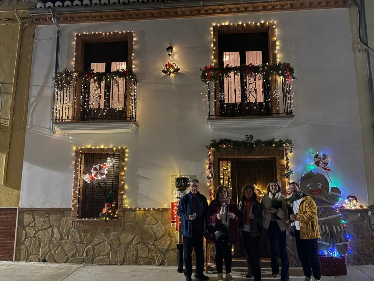 ¡El espíritu navideño inunda nuestras calles! 🎄✨
​Esta tarde, el jurado de los concursos de Navidad ha recorrido nuestro nuestro municipio para visitar las fachadas, belenes y escaparates participantes.  #Escaparates #Participación #OrgulloLocal