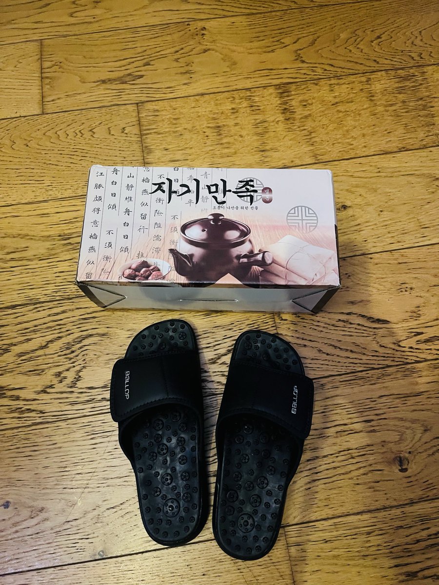 pariseriko's tweet photo. ついに‼️やっと😭Parisまでやってきた👏ソクジンサンダル😭🥰ジンくん、これなかなか履くと痛いじゃん🔥足むくみ治りそう、ソンムル最高💕
#Ballop
#ソクジンサンダル
#Jin
#성민수 https://t.co/Koi5Nzj6Tf