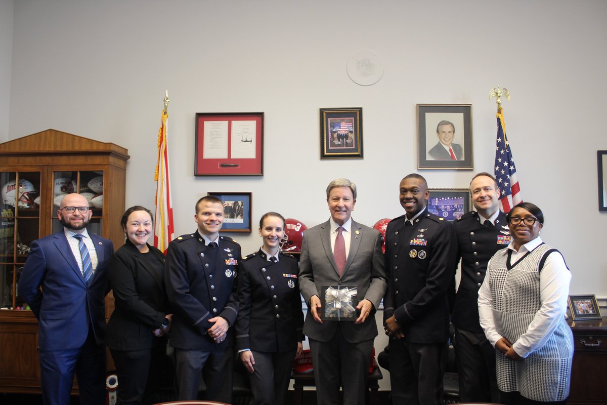 SpaceForceCSO's tweet image. Our 6th Birthday celebrations continued on Capitol Hill. Guardians visited nearly 280 Congressional offices, delivering cookies and discussing the vital mission of our service. Thank you to the members and staff who took time to connect with our team. Here are just a few photos: