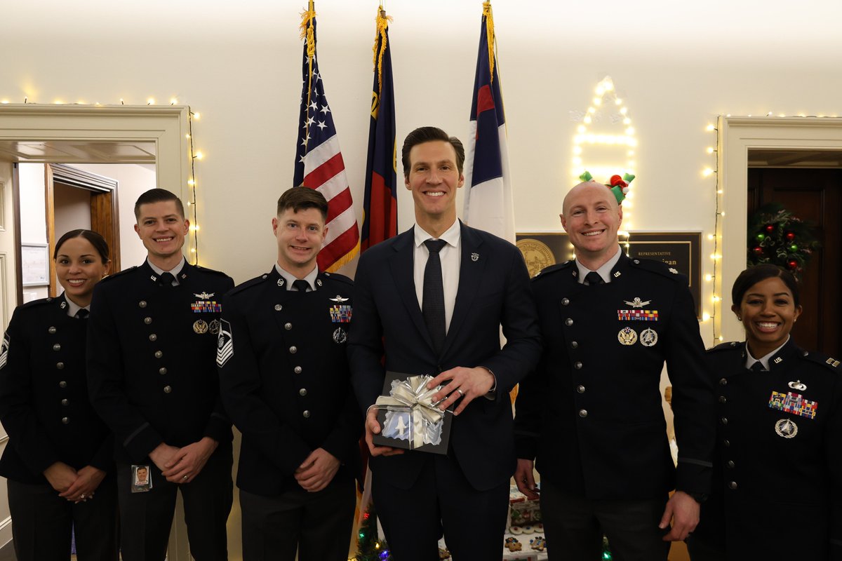 SpaceForceCSO's tweet image. Our 6th Birthday celebrations continued on Capitol Hill. Guardians visited nearly 280 Congressional offices, delivering cookies and discussing the vital mission of our service. Thank you to the members and staff who took time to connect with our team. Here are just a few photos: