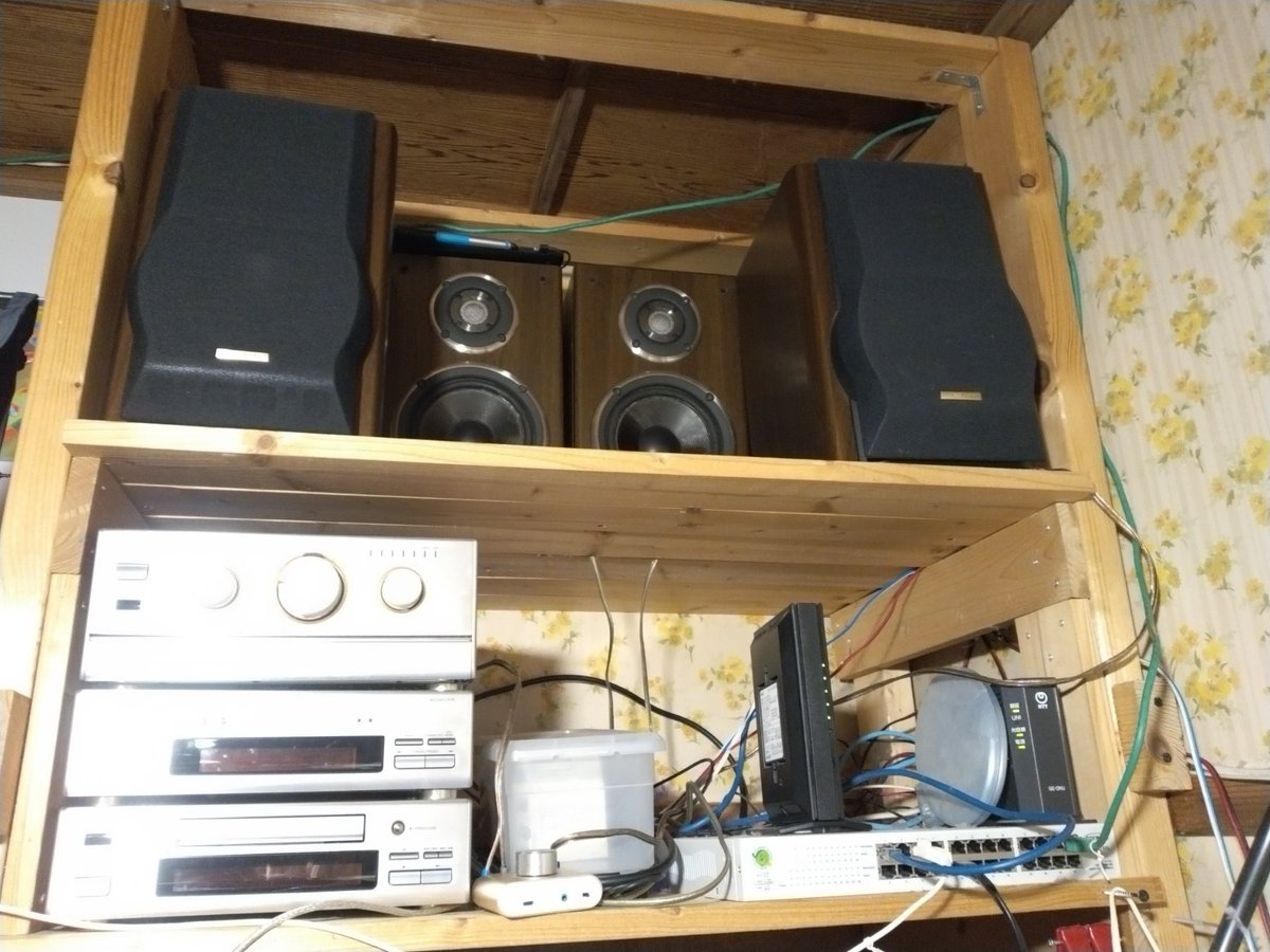 新しく加わったKenwoodのスピーカーLSF-555をOnkyoのLiverpool D-150と並べて配置する。アンプはそれぞれ別個、本来はOnkyo A922Mへ統合したいが、スピーカーが2セットまでしか接続できないのでやむを得ない。PCとの接続はBluetoothとUSBを使う。築60年の家には古いオーディオがお似合いのようで。