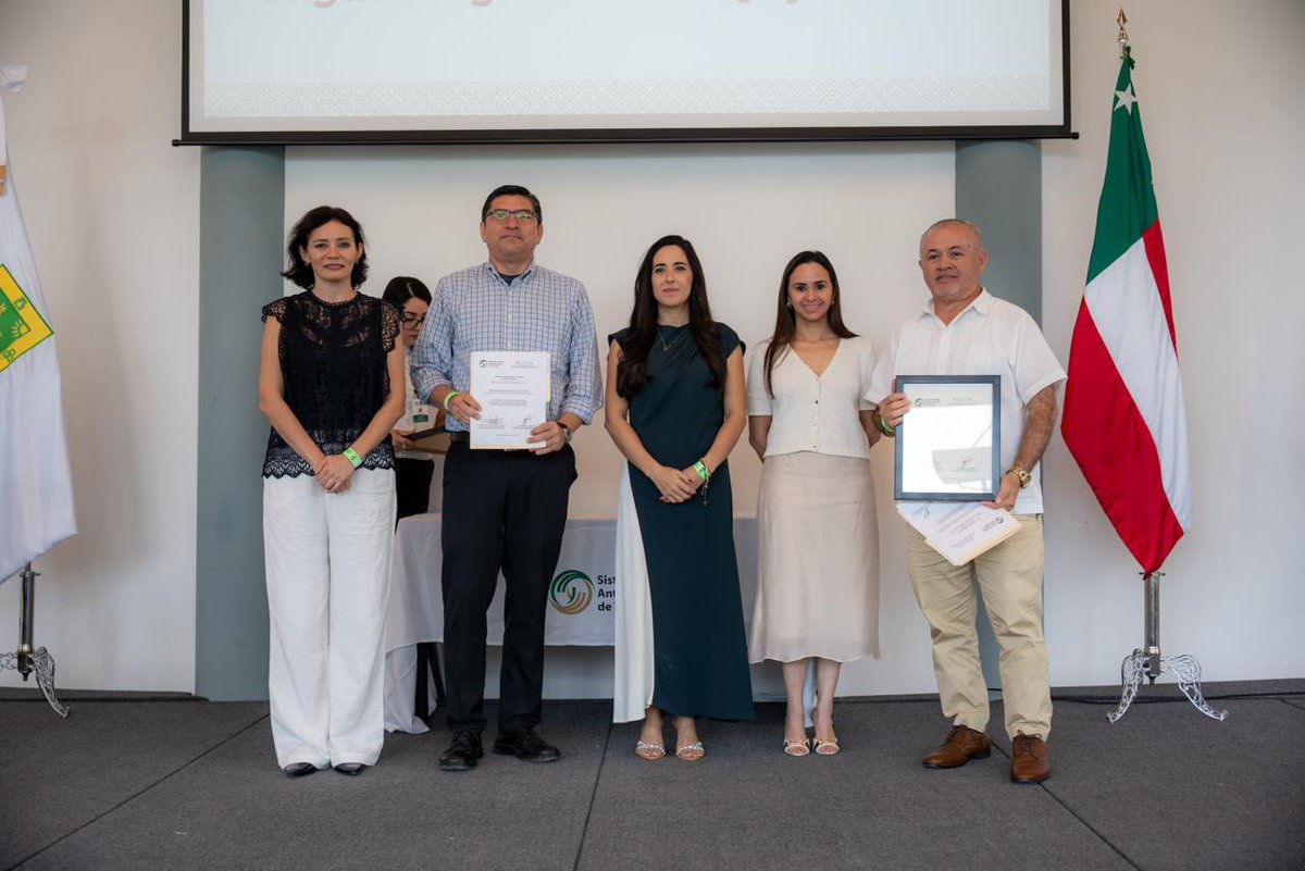 codhey's tweet image. En el marco del Día Internacional contra la Corrupción, en la CODHEY recibimos el reconocimiento IECCCA por concluir satisfactoriamente el Programa Herramientas Anticorrupción, en favor de una cultura de integridad, transparencia y participación ciudadana. 🤝✊📘