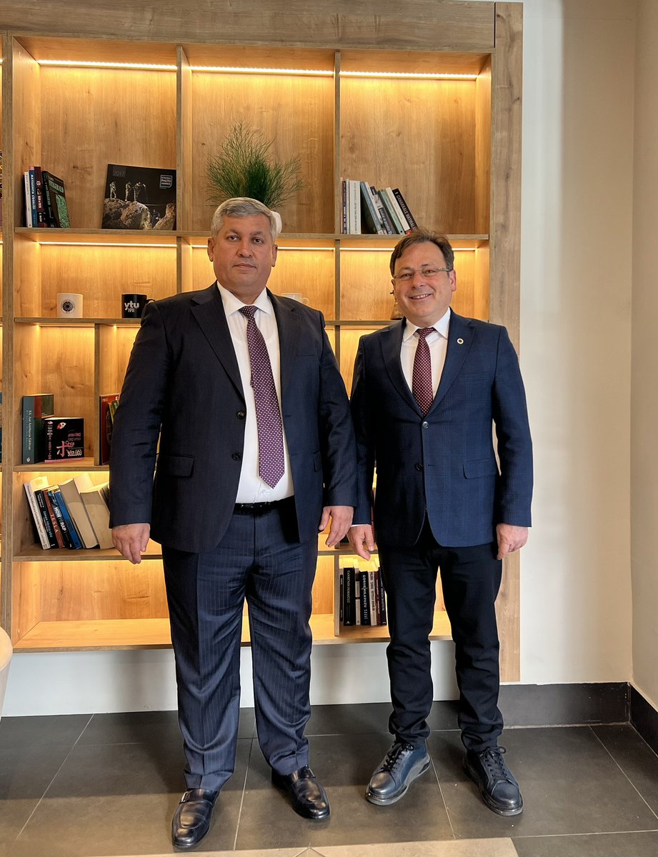 Yaklaşık 1.5 yıl önce nazik davetleri üzerine Özbekistan’ın kadim şehri Buhara’da Devlet Pedagoji Enstitüsünde bulunmuştum. Bugün ise Sayın Rektör Prof. Dr. Bahodir MA’MUROV ve Değerli Hocam Doç. Dr. Gulandom RUSTAMOVNA’yı üniversitemizde görmekten ve yeniden bir arada