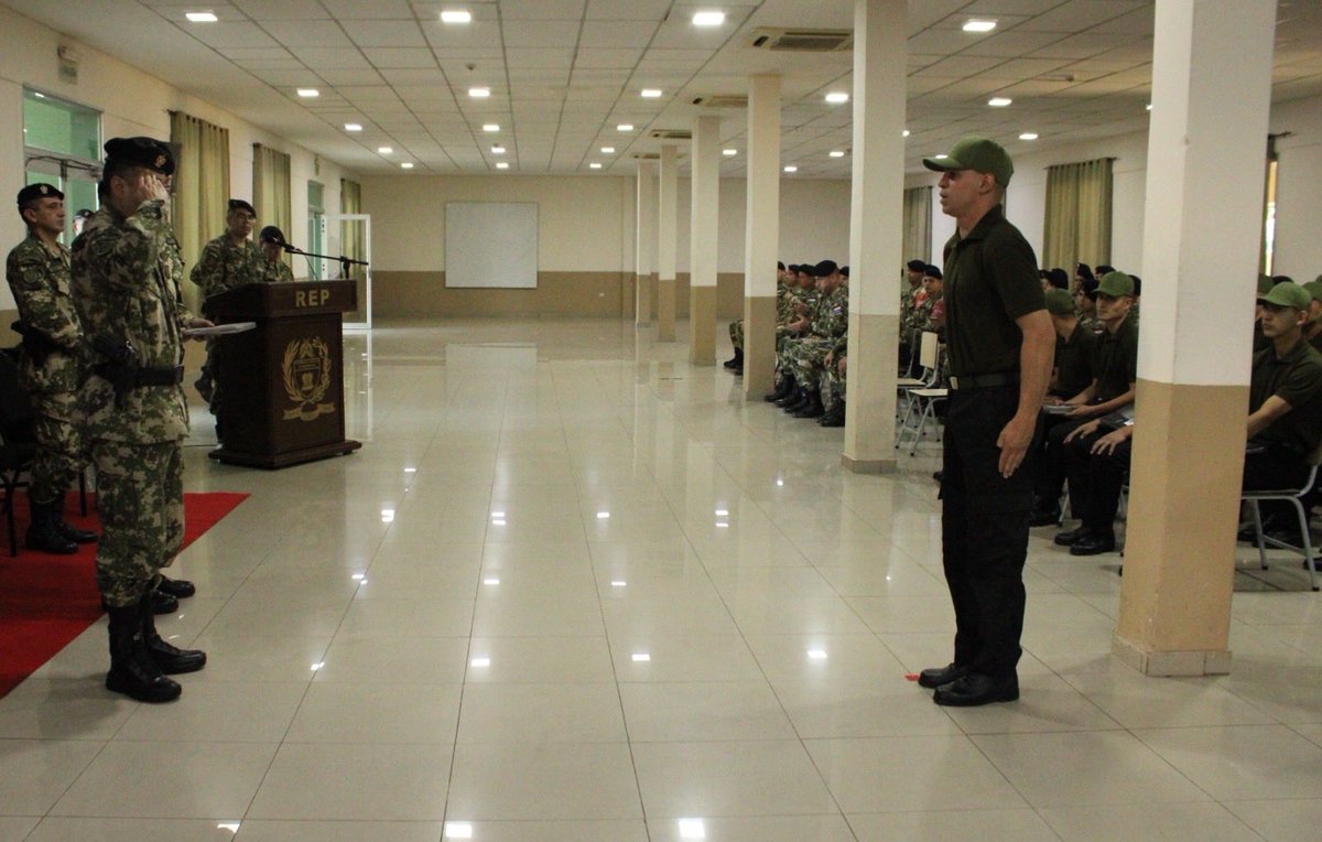 py_rep's tweet image. El Comandante del REP, Cnel DCEM JULIO SOSA FLOR, presidió la Ceremonia de Licenciamiento de Conscriptos incorporados en el presente año con antigüedad del 01 de febrero, que cumplieron con su Servicio Militar Obligatorio (SMO) en esta Unidad. 
🇵🇾+Info: facebook.com/share/p/1AEzQ9…