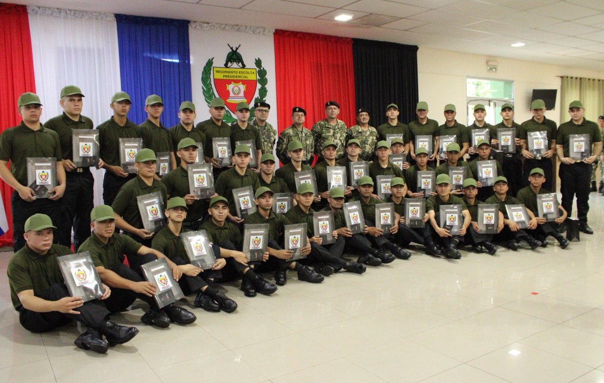 py_rep's tweet image. El Comandante del REP, Cnel DCEM JULIO SOSA FLOR, presidió la Ceremonia de Licenciamiento de Conscriptos incorporados en el presente año con antigüedad del 01 de febrero, que cumplieron con su Servicio Militar Obligatorio (SMO) en esta Unidad. 
🇵🇾+Info: facebook.com/share/p/1AEzQ9…