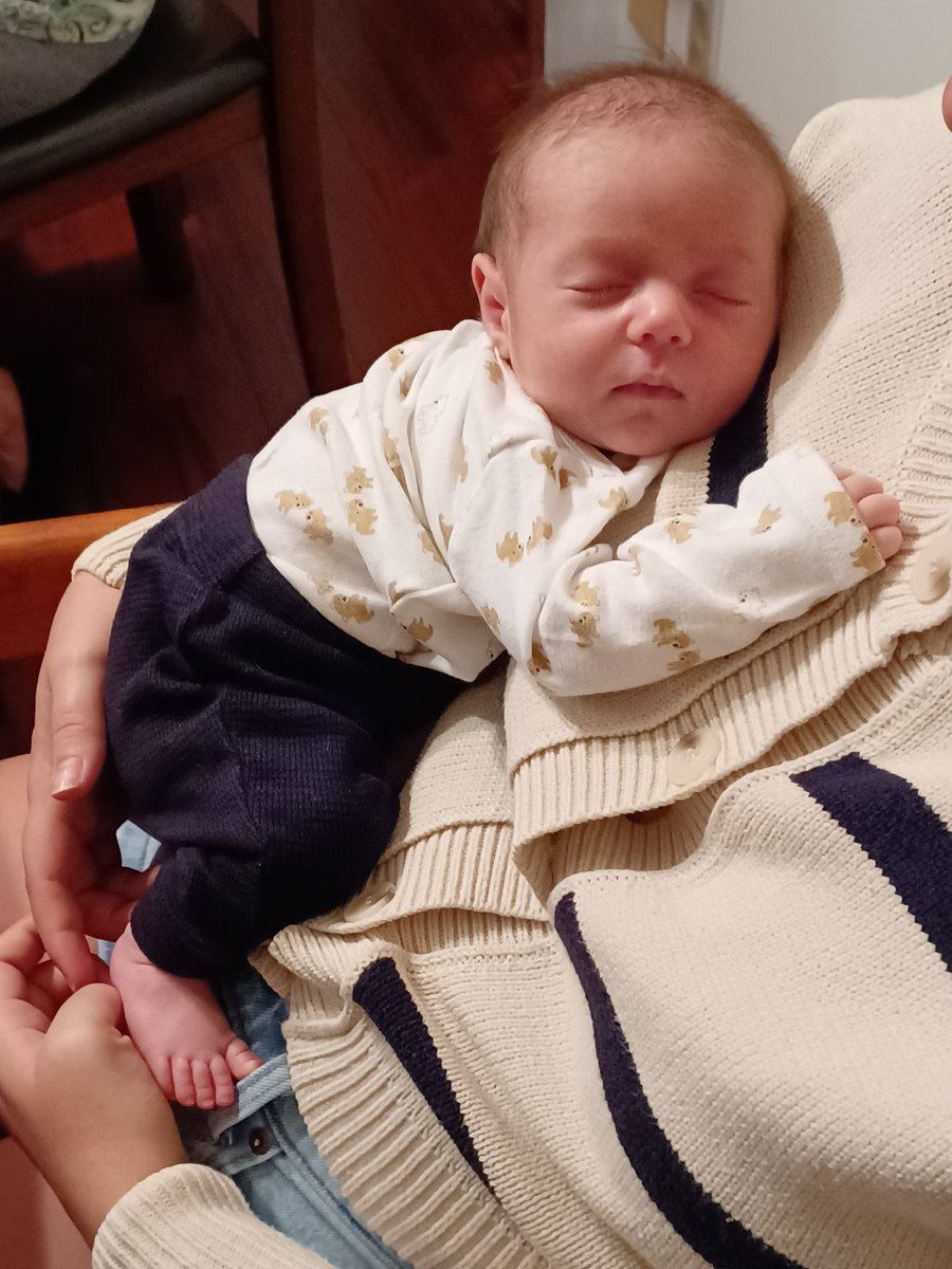 I'm an aunt for... I can't count how many times now, because our family keeps on getting bigger! Welcome baby Gideon to the Barcellona family, I can't wait to keep singing to you and play Kpop Demon Hunters to you on my phone. 😌😁❤❤❤

#baby #family #christmas #love #lovehim