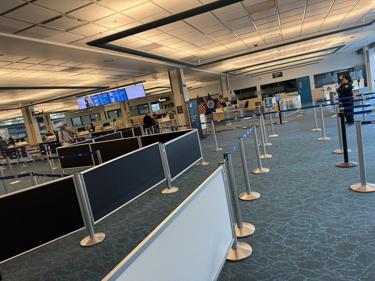🇨🇦 THE USA ENTRY POINT FROM VC CANADA 🇨🇦 
IS COMPLETELY EMPTY‼️  
( It used to be a 40 minute wait to get through ) 
DECEMBER 17TH 2025 NOON