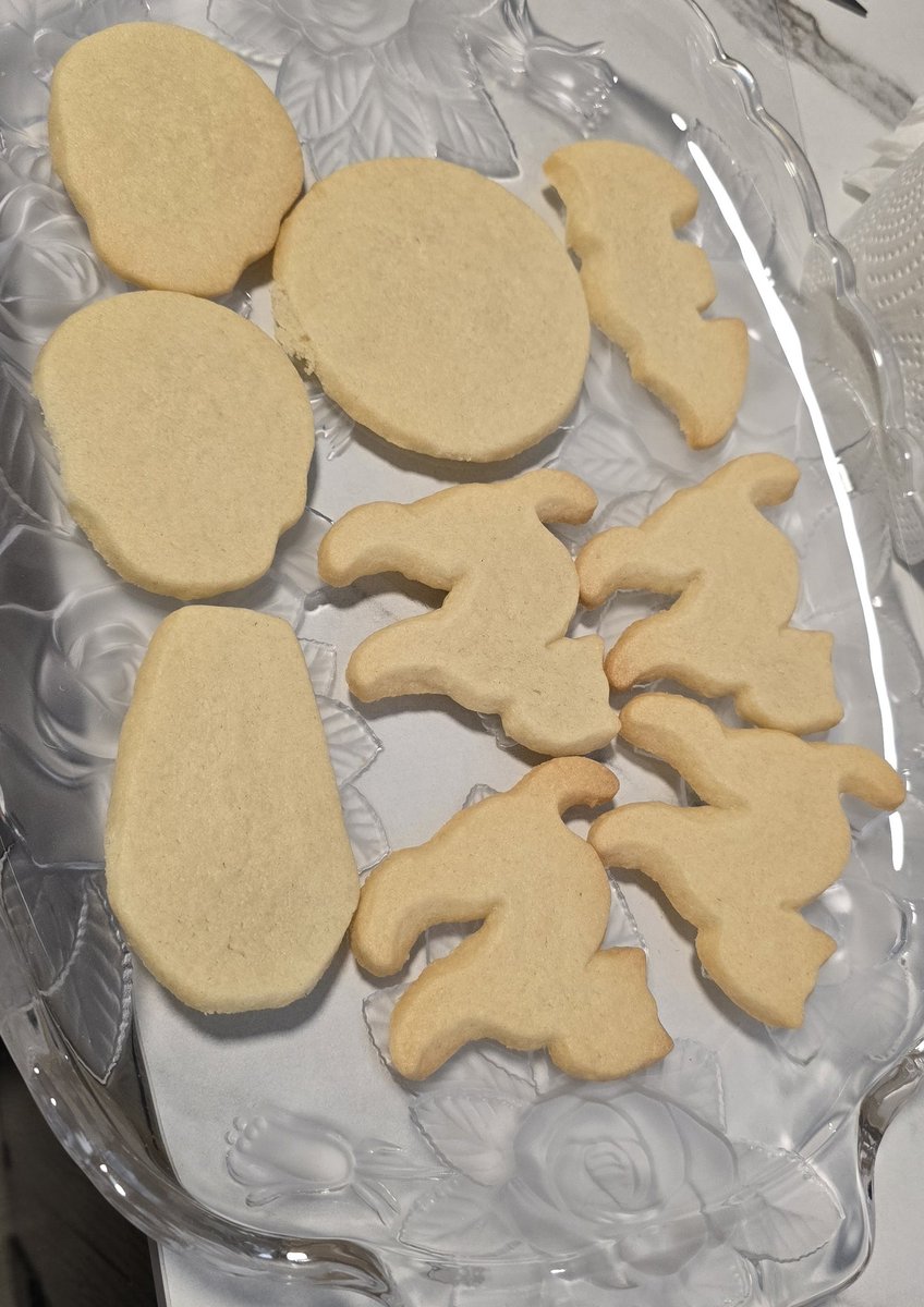 Cookie decorating stream 2PM Pst!