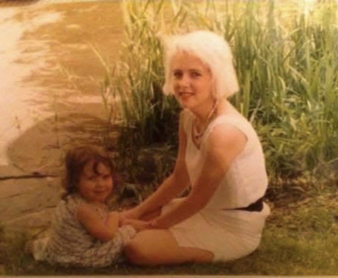 I started life with two great advantages:

💰 No money
👩‍❤️‍👩 One truly fantastic parent

Everything I am started right there. ❤️