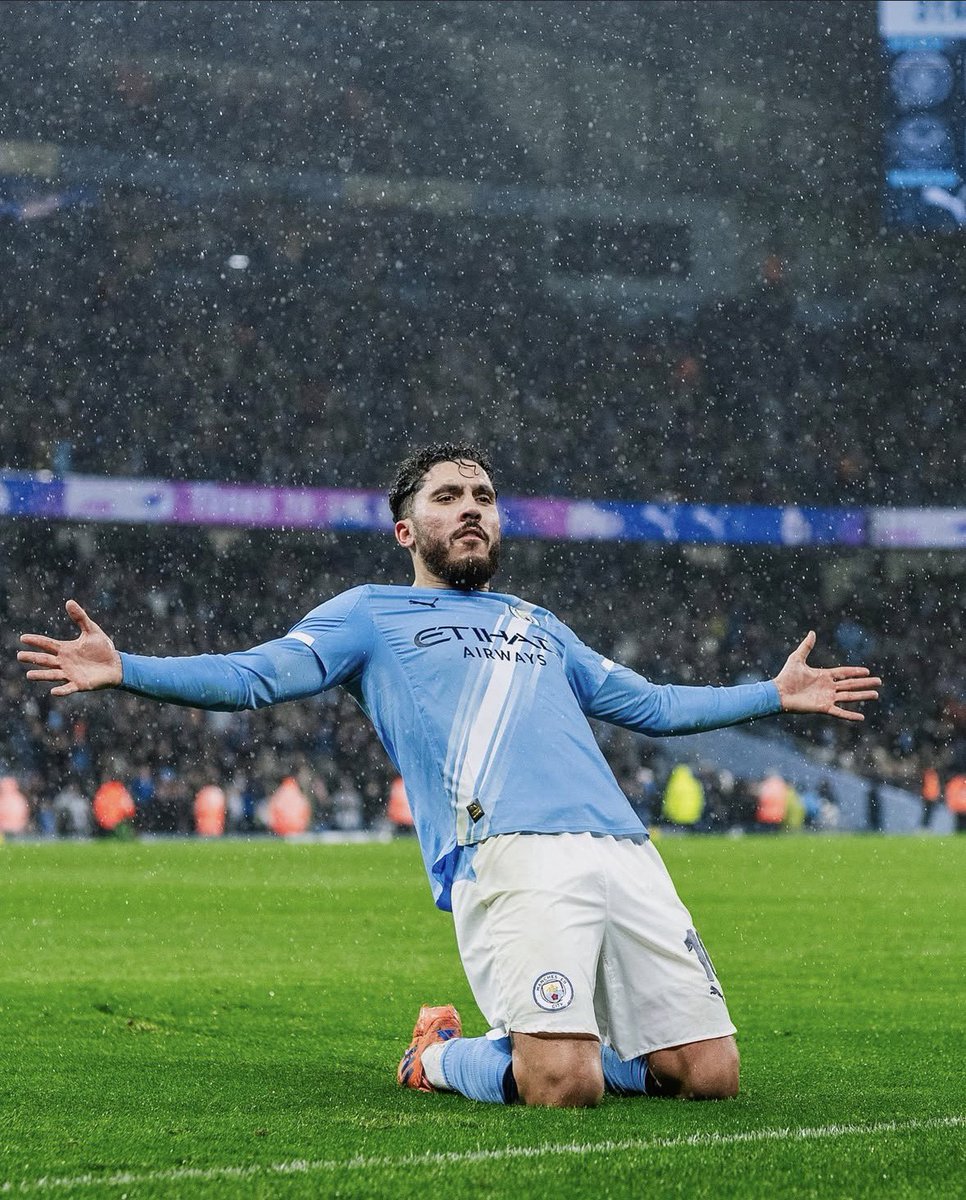 raducrisanx's tweet photo. Hey @LFC this is what an £130 million midfielder looks like ⬇️ https://t.co/2RnC5i3qRu