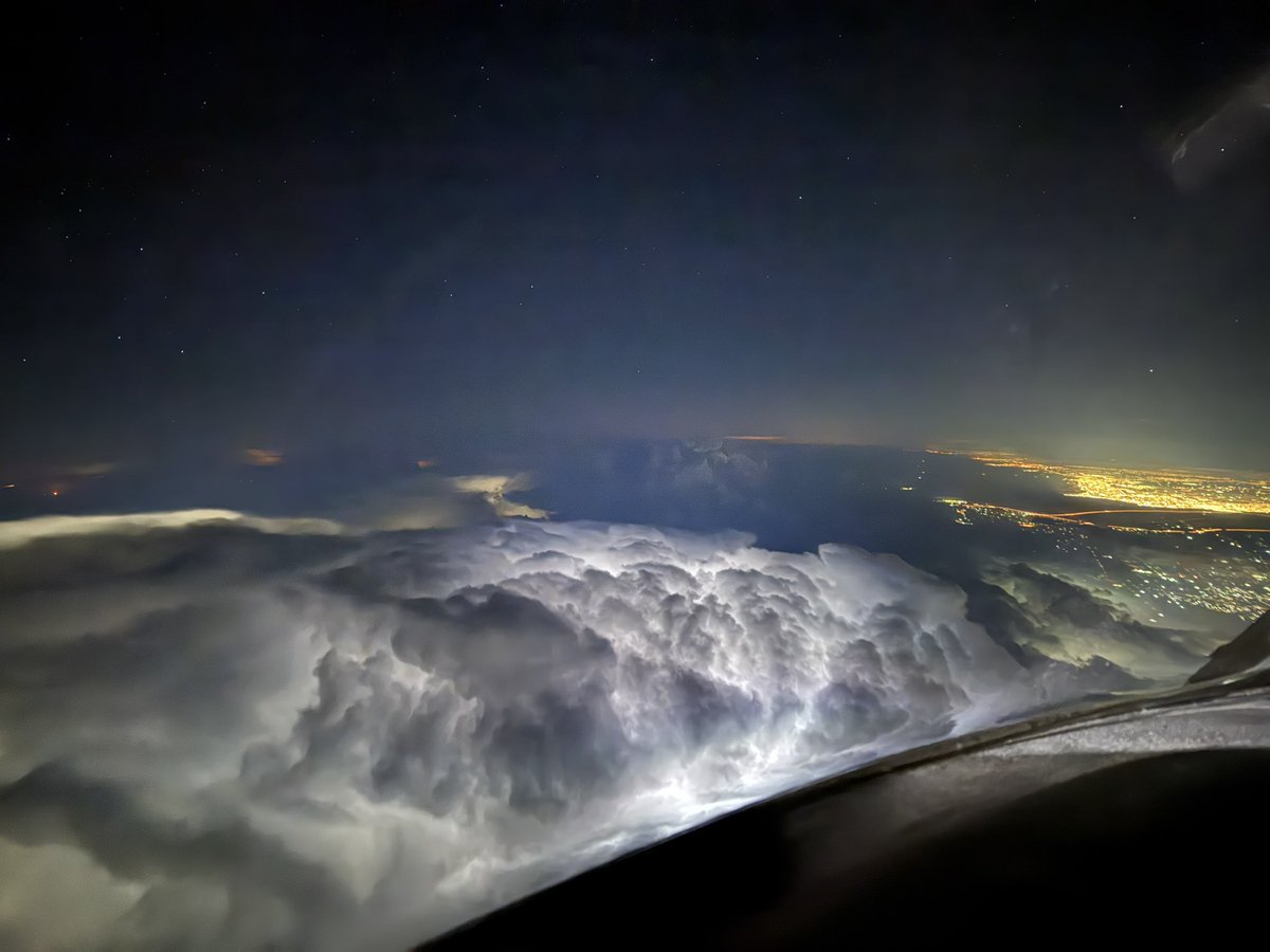 franck_marceau's tweet photo. Survol d’un orage au-dessus de Koweït en route vers l’Inde 🇮🇳 https://t.co/cEgy7WtQRg