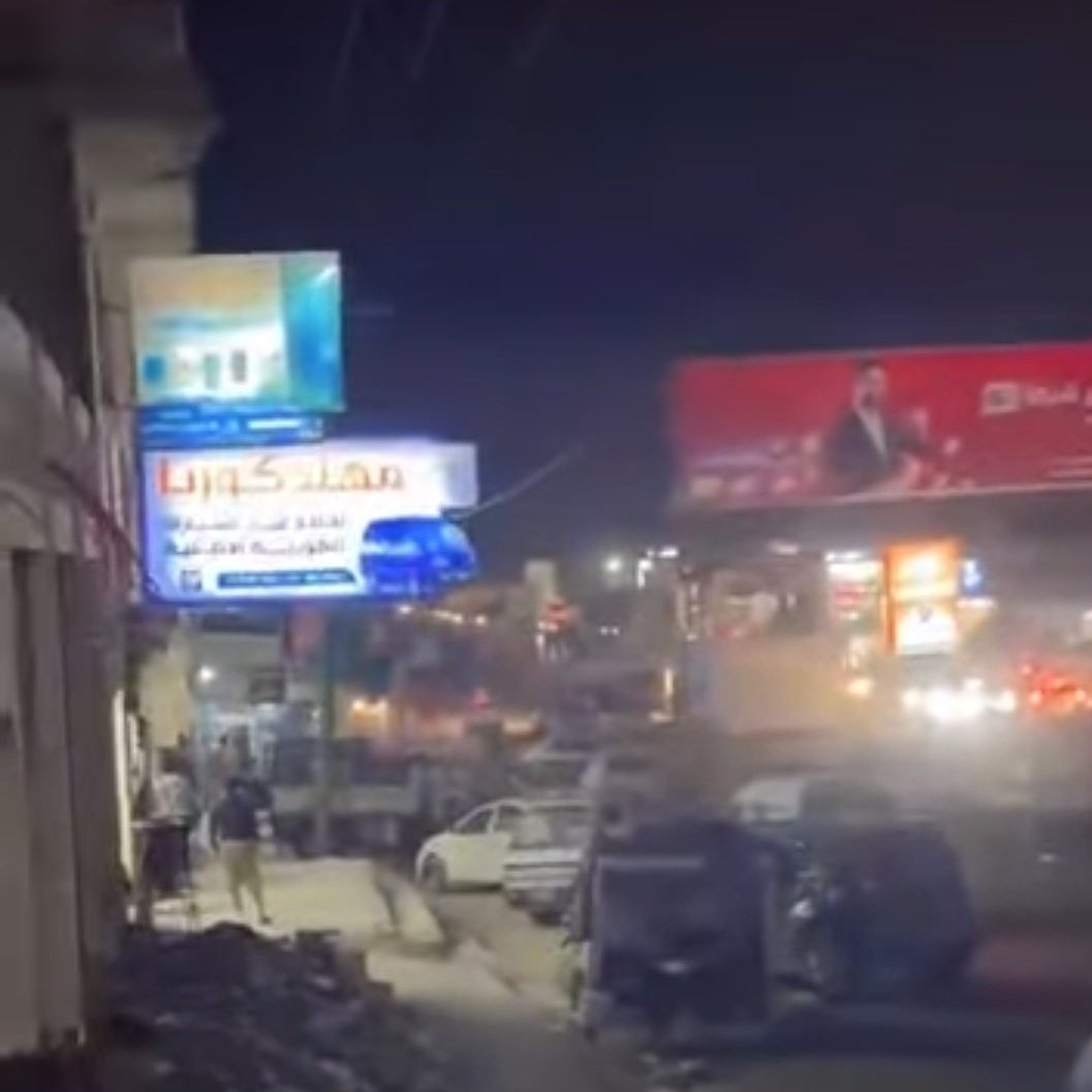 الخبر الفعلي لما حدث في شارع خولان صنعاء :

فتح النار على المواطن هشام الضبيبي وزوجته وطفلين من قبل مجهولين جاري تعقبهم والقبض عليهم

تسبب بمقتل الزوج والزوجة ونجاة الطفلين
وجارٍ المتابعة من قبل الأجهزة الأمنية

صنعاء محفوظة بحفظ الله
صنعاء فيها رجال السيد
صنعاء هي صنعاء
لا قلق