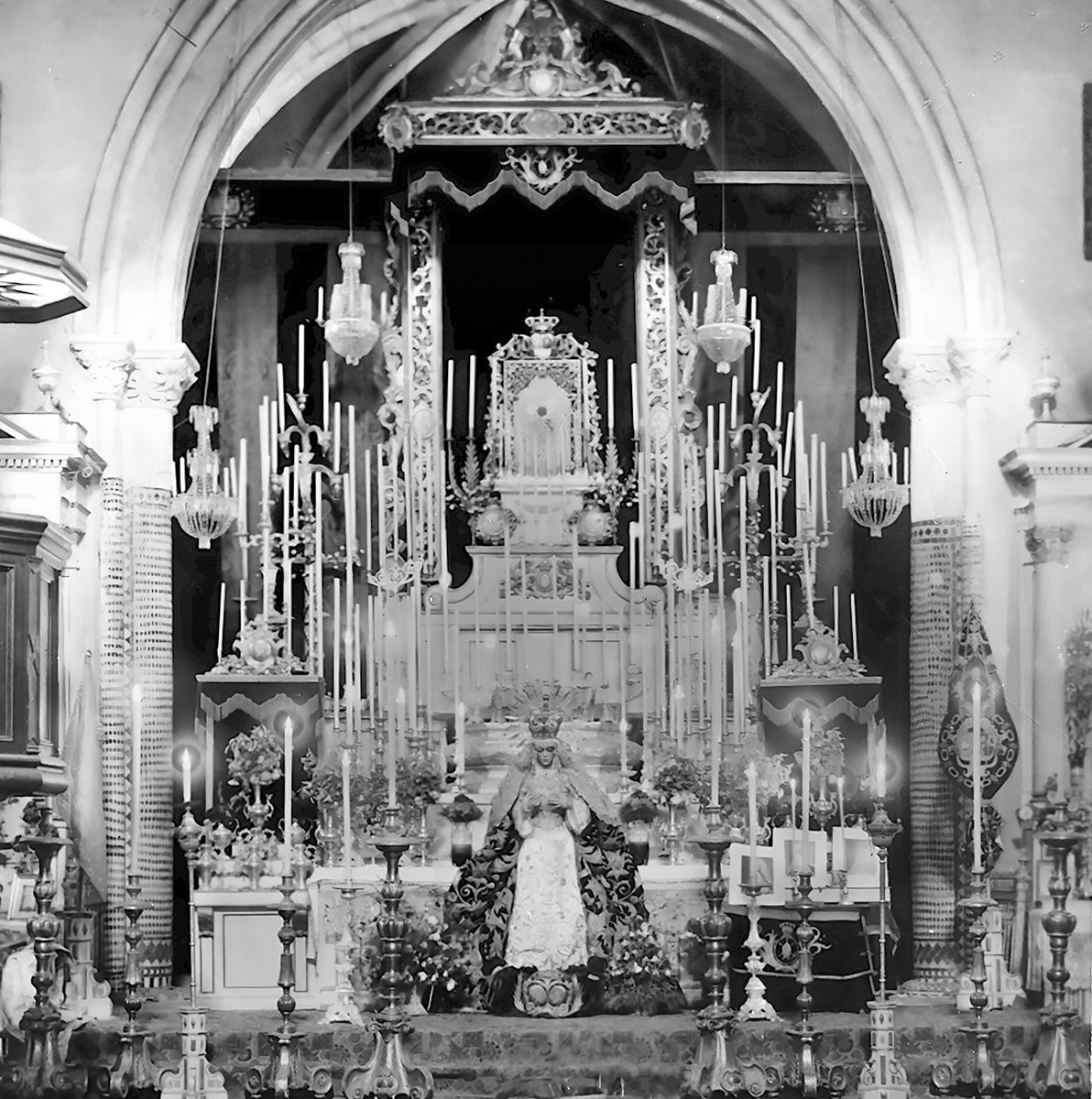 “En mi vaso la luna redonda,
¡diminuta!, se ríe y tiembla.
Pepín: ahora mismo en Sevilla
visten a la Macarena.”

— Federico García Lorca