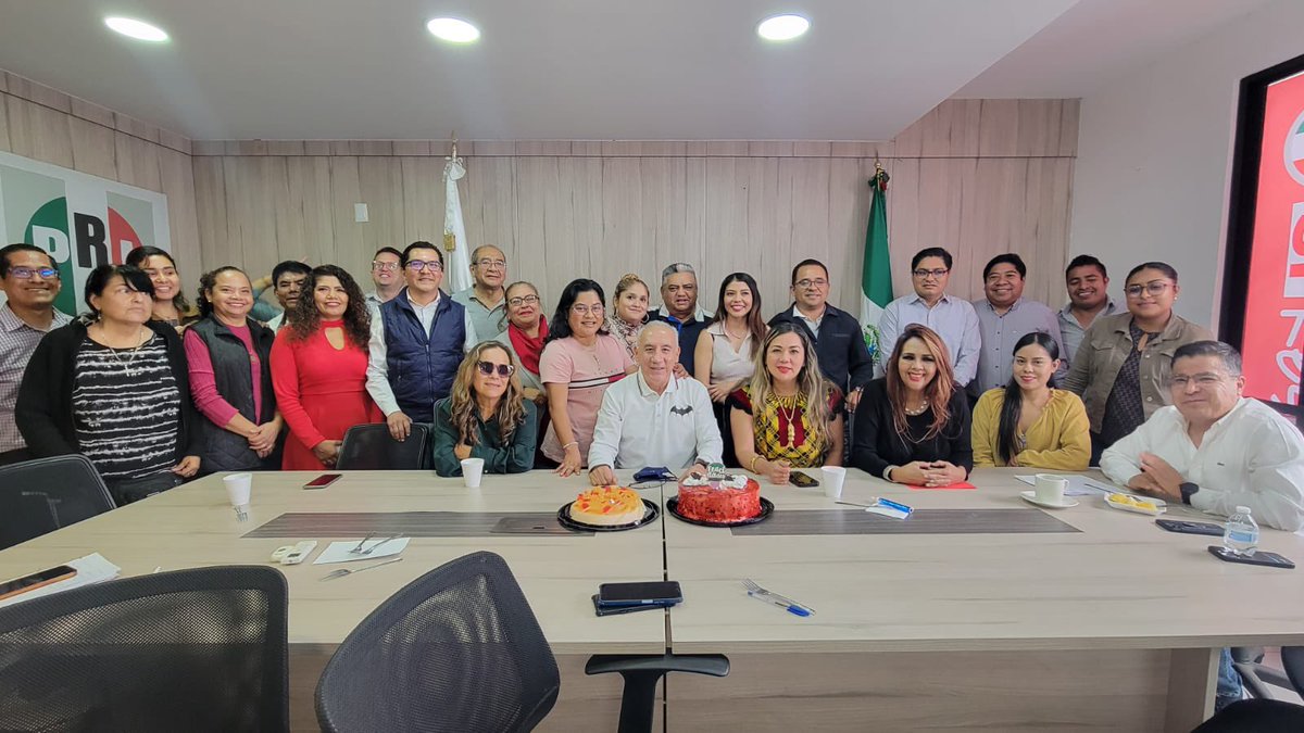 PRIOaxaca_'s tweet photo. Con compañerismo y mucho cariño, militantes y dirigentes del PRI Oaxaca compartimos un momento especial para celebrar el cumpleaños de nuestro delegado del CEN, @Heliodoro_hcde.
¡Muchas felicidades! https://t.co/OB3QTNGxOV