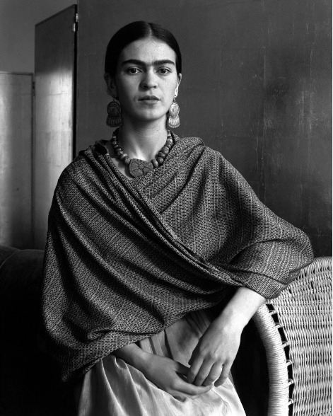 “De mis viajes aprendí dos cosas: intentar siempre ser yo misma y aceptar que muchas vidas no bastarían para pintar todo lo que deseo.”

— Frida Kahlo 
📸 Imagen Cunningham