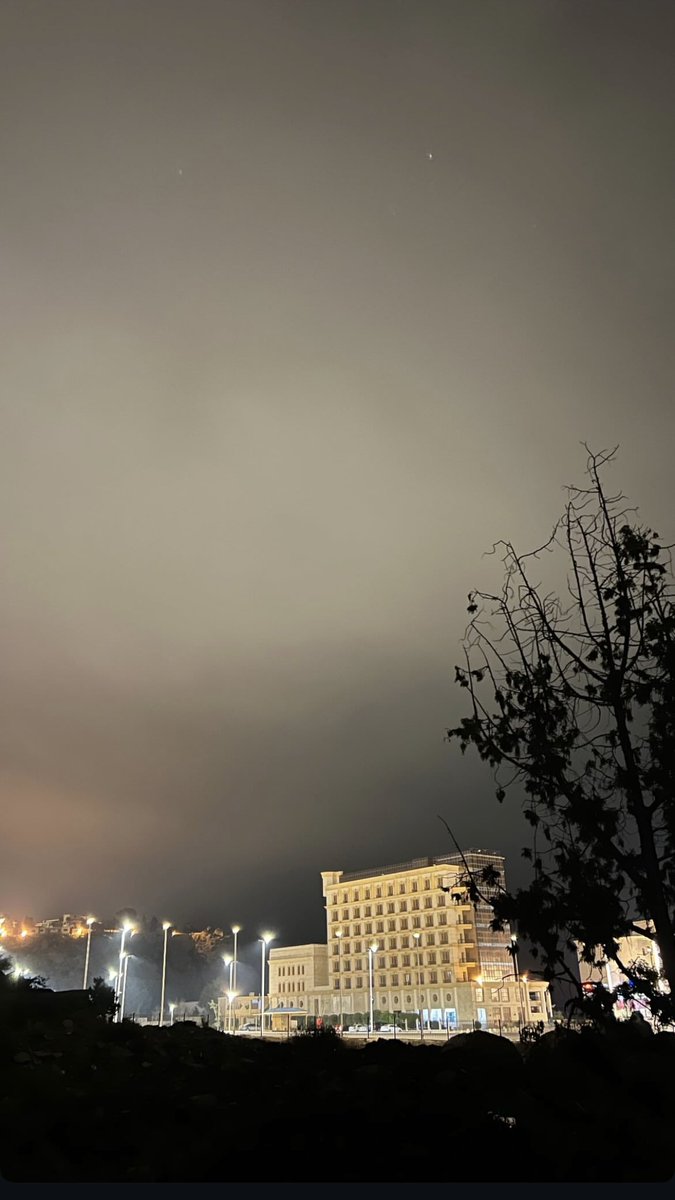 في الشتاء يصبح كل شيء عذب 
الليل ، القمر ، الأغاني ، الشوارع♥️🧣