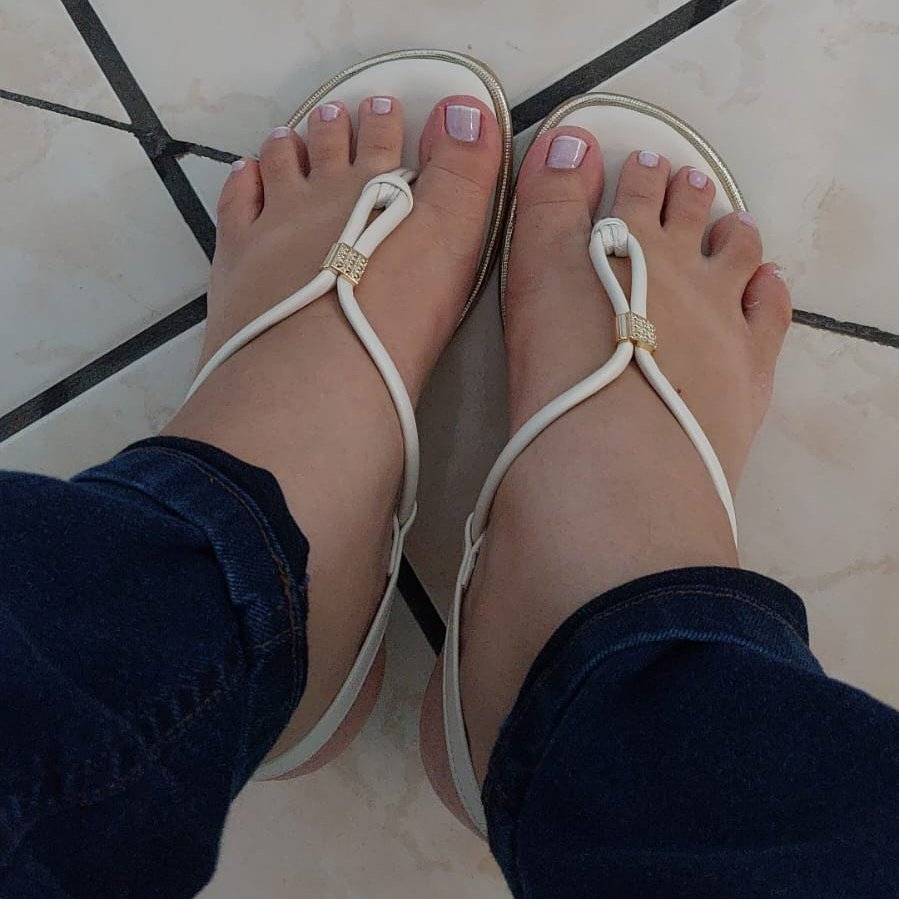 FH1pp3r30129's tweet photo. Unhas feitas e sandalinha nova... Vem goonerzinho vem aproveitar o pezinho da minha esposa #pezinhos #podolatria #pezinhosbr #feetbr #feetfetish #feetworship #whitenails #sandals #gooner #goon https://t.co/1yWDUA7C1o