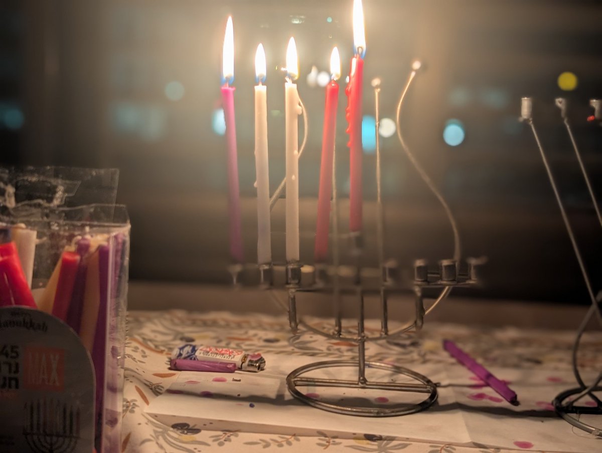 הרבה מדי דברים כבים.
אניח לאור ולתשוקתך ונרות
השבת והדממה --

-- אף לעיניך
אבל הגאווה הזו
הניחי לה שתבער

(הילה להב, מתוך 'יחידה'. על אש שאפשר להיאחז בה ממש)