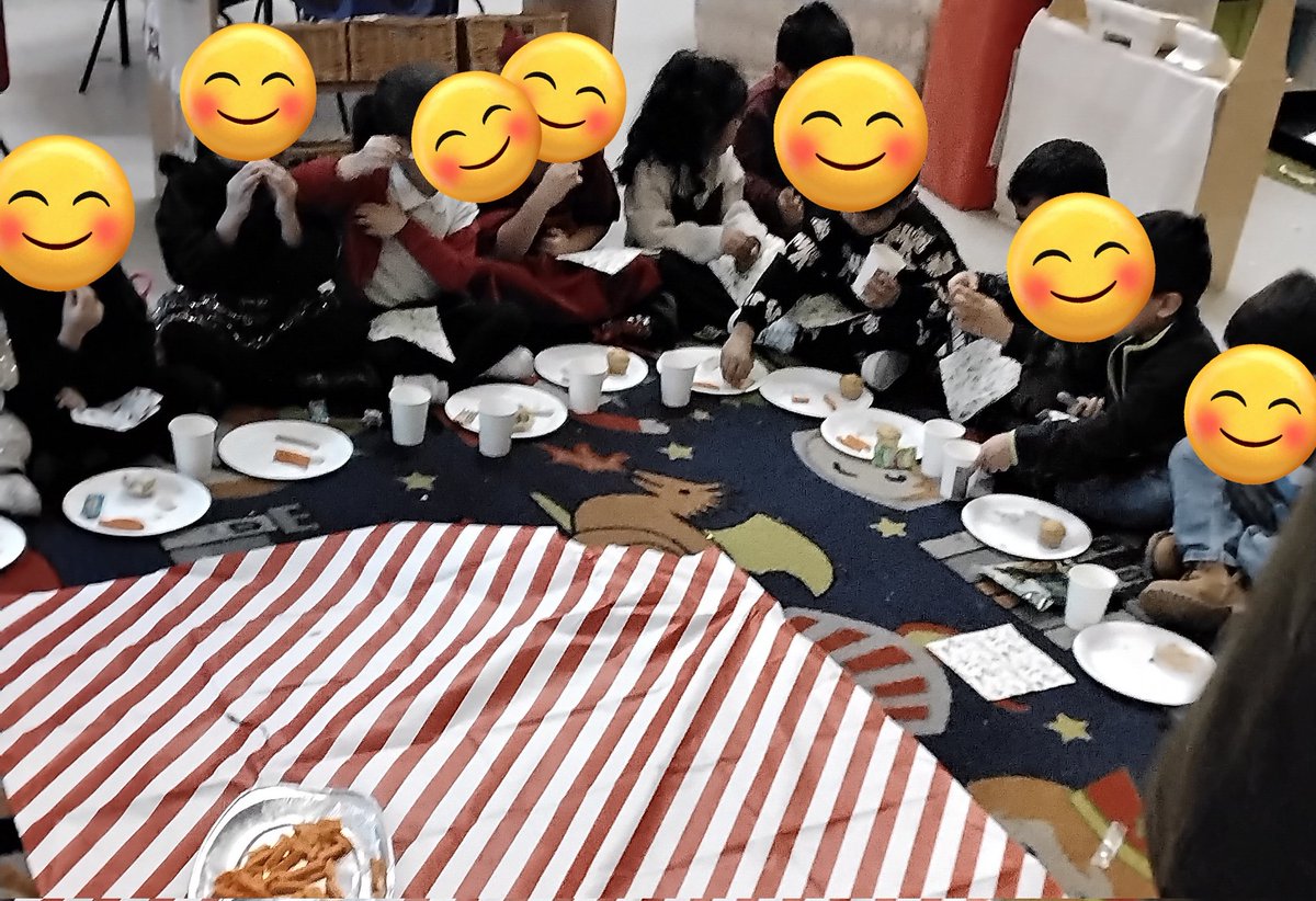 LeighPrimary's tweet photo. Reception had a fantastic time at their Christmas party today, enjoying some delicious healthy snacks such as carrots and hummus, and breadsticks with tzatziki..they were a big hit! #Startwell #2snacksmax @startwellbham https://t.co/3x7txdn0ep