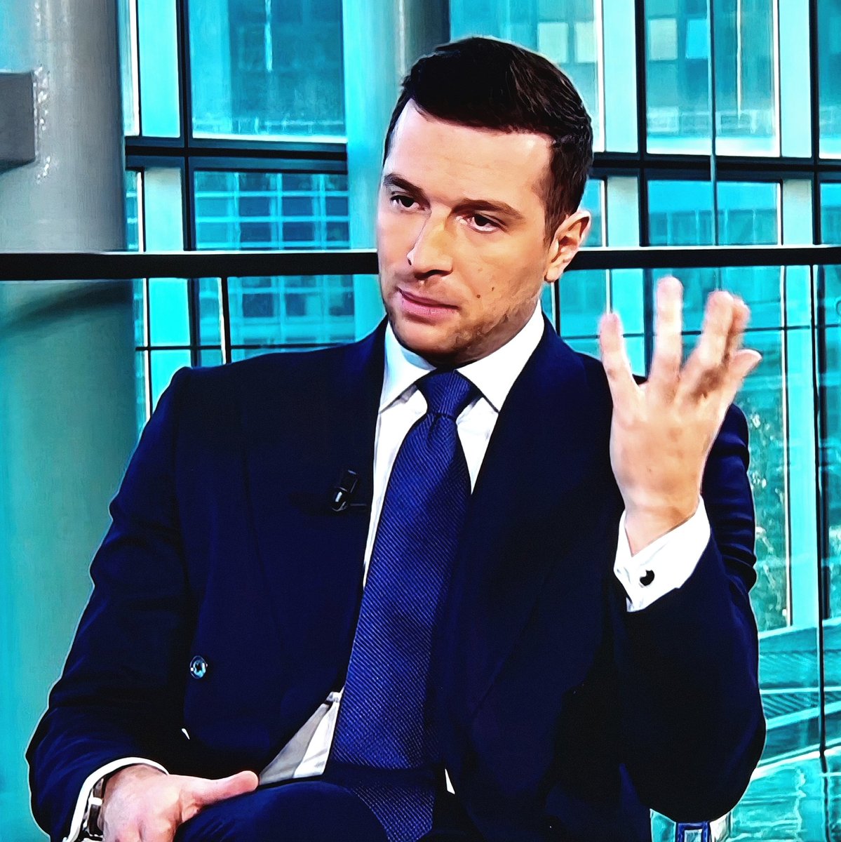 ✅ L'imposture Bardella fait son show ce soir sur LCI.

Cheveux soigneusement ondulés sur le côté, costume croisé pour faire grand garçon, léger duvet d'adolescent pour faire plus viril, Bardella déroule tout ce qu'il a appris de son équipe de communicants.

✅ Oui, mais le gars