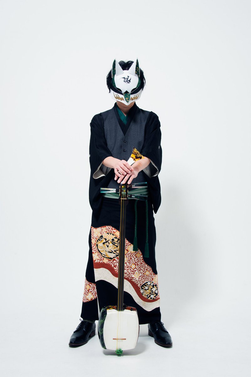 素顔非公開、既婚者。 というスタンスの中、関係者の方々からは顔出し