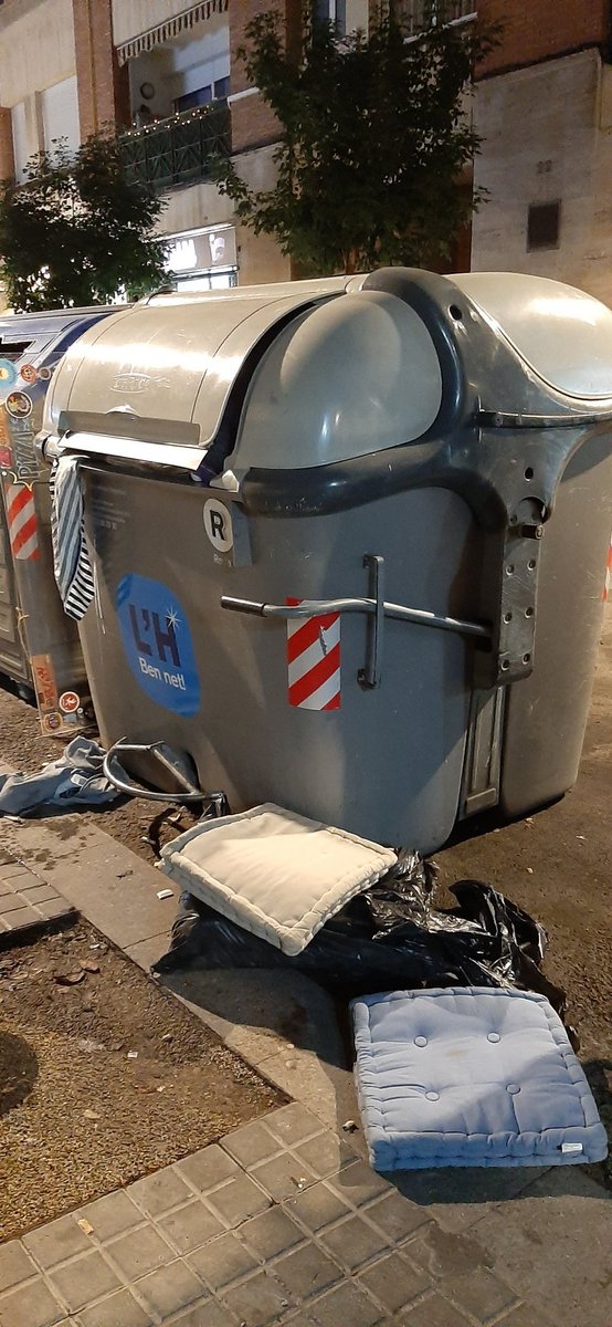 L'Aj. l'Hospitalet  ja cobra nova taxa recollida/transport de residus, en funció m/2 i habitants de l'immoble. I no és barata. Tenint en compte que ja paguem béns immobles i per tractament residus la taxa AMB, hi haurà rebaixa IBI? Almenys, espero que millorin el servei. Gràcies