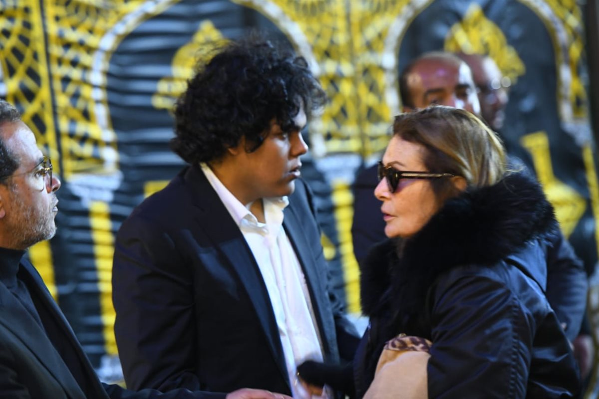 بوابة الوفد| غياب عادل إمام عن عزاء شقيقته وحضور واسع من نجوم الفن 