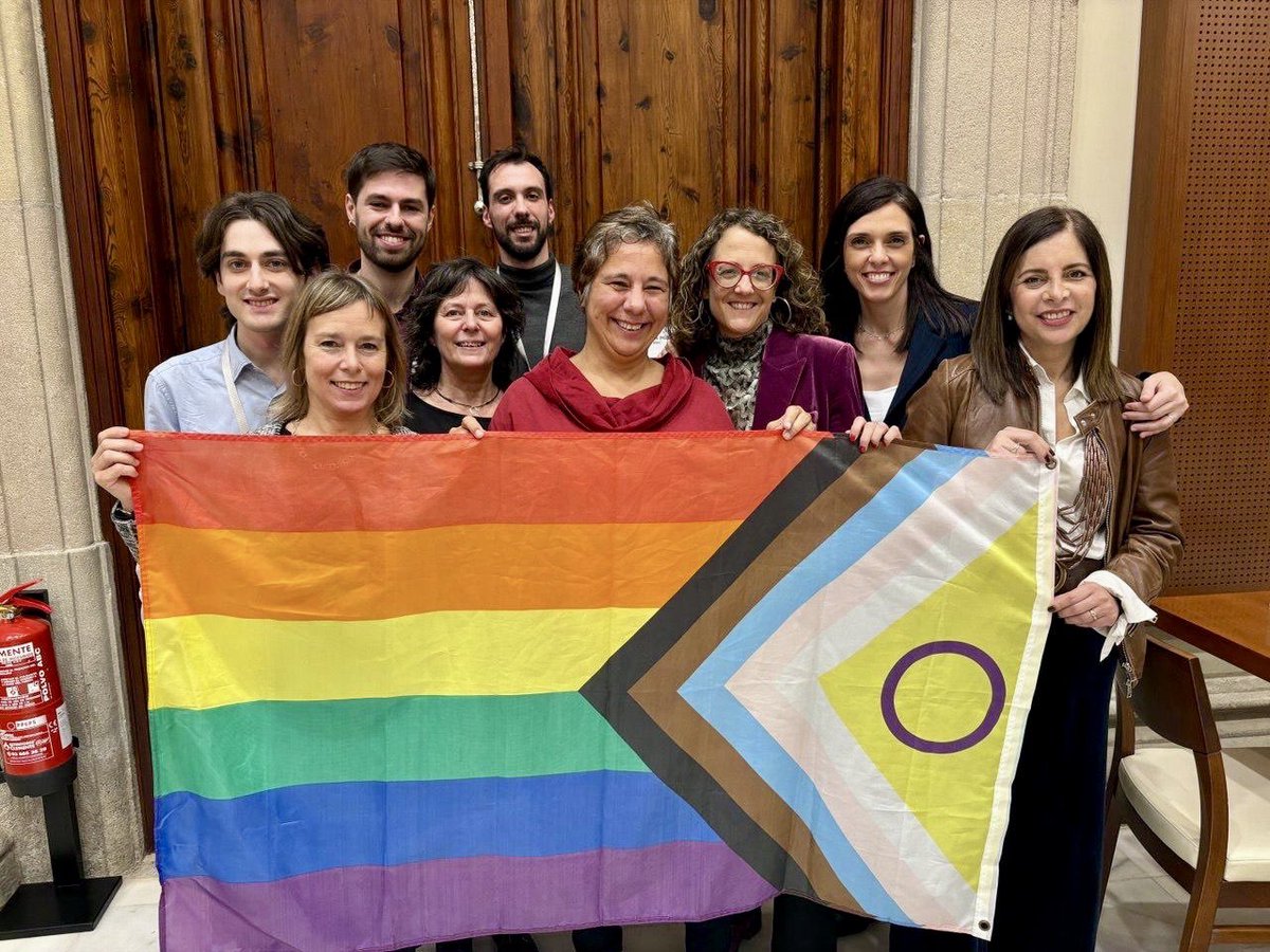 Observatori_cat's tweet photo. 📆 AVUI, dimecres 17/12/025, el Ple del @parlamentcat ha aprovat la nova llei contra l’LGTBI-fòbia, que supera la llei 11/2014 🏳️‍🌈🏳️‍⚧️ 

No es tracta d’una modificació, sinó d’una llei nova, amb un nou número, fet que evidencia l’abast dels canvis introduïts.

Aquesta nova llei ha estat impulsada per l’Observatori des del 2021, durant la legislatura anterior 👁️

Els canvis són molts —fins i tot el títol de la llei es transforma—, però en destaquem alguns que considerem essencials:

👉 Incorporació de noves polítiques públiques, inexistents fins ara, com l’accés a l’habitatge i la lluita contra el sensellarisme LGTBI+.

👉 Aprofundiment en la visibilització i en polítiques específiques per a col·lectius històricament invisibilitzats, com les persones lesbianes, trans* i intersex.

👉 Prohibició i sanció de les teràpies de conversió, un supòsit que no estava recollit a la llei anterior.

👉 Nou règim sancionador, més clar i harmonitzat amb la resta de lleis antidiscriminatòries i amb el Codi Penal, que permetrà una aplicació real i efectiva, a diferència del model anterior.

Ara el repte és clar: vetllar per una implementació real i efectiva d’aquesta nova llei perquè esdevingui una eina útil de garantia de drets, protecció i reparació per a les persones LGTBI+.