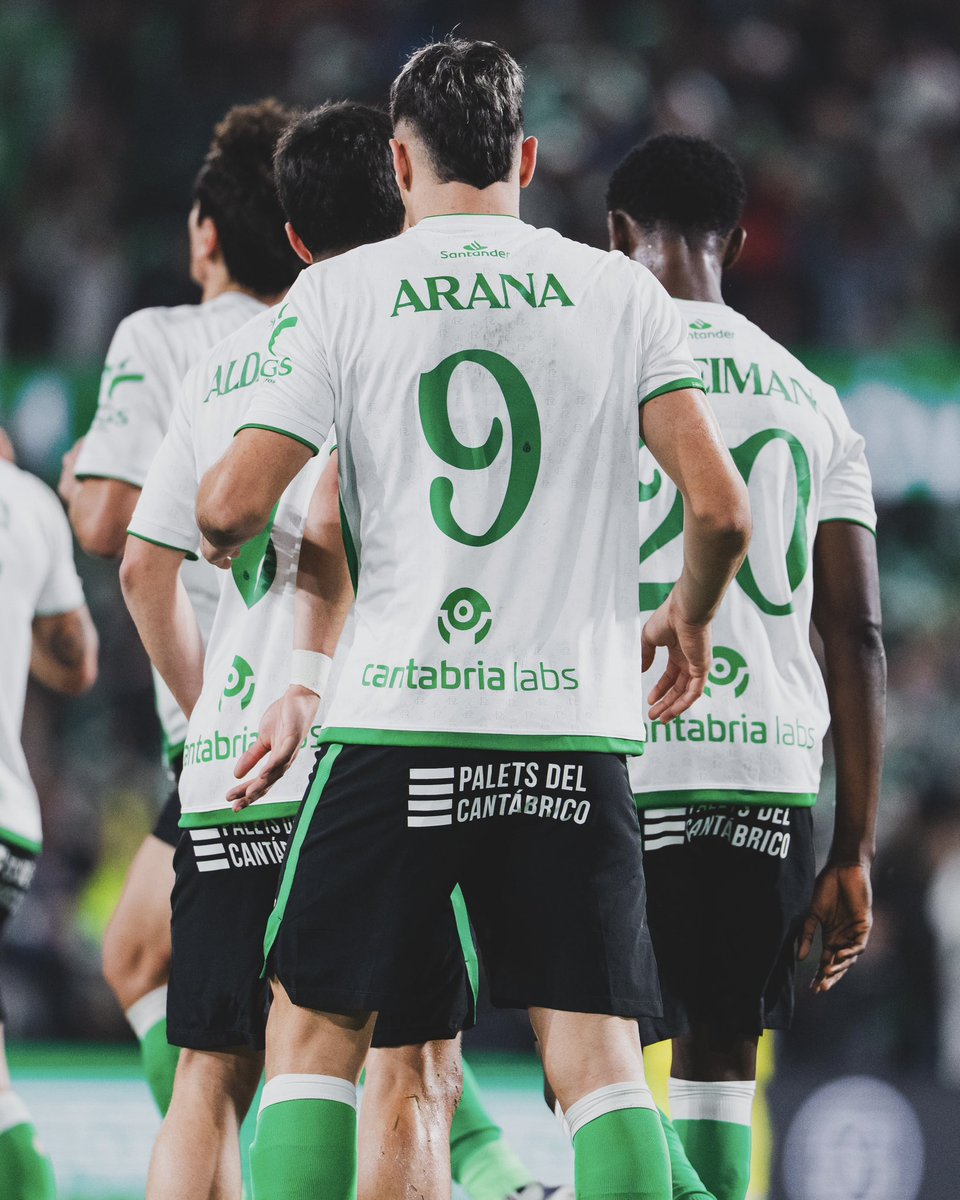 ✨🎶 ¡En los Campos se respira una enorme ilusión cuando juega nuestro 9, dale Arana, campeón! 🎶✨ #RacingVillarreal #CopaDelReyMAPFRE