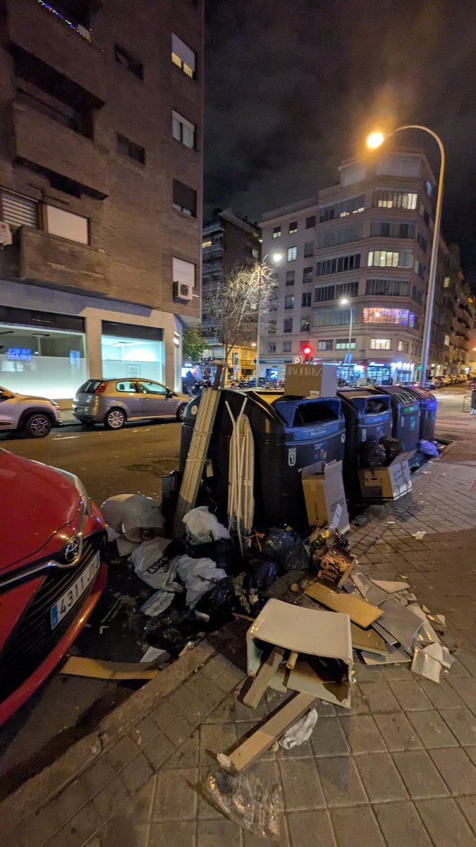 gemadequevedo's tweet photo. Hoy 17/12/2025 Viriato con Bravo Murillo parece que en Chamberí no se limpia @MADRID https://t.co/qv2uV1Eoul