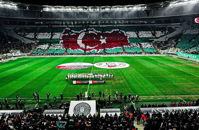 Bu gece bir kez daha Bursasporluluğumdan gurur duydum. Önümüzdeki maçta tüm eleştirilere gereken yanıtı en gür sesimizle vereceğiz. Şimdilik bizi izlemeye devam edin! 🐊🇹🇷

#Bursaspor #Bursa