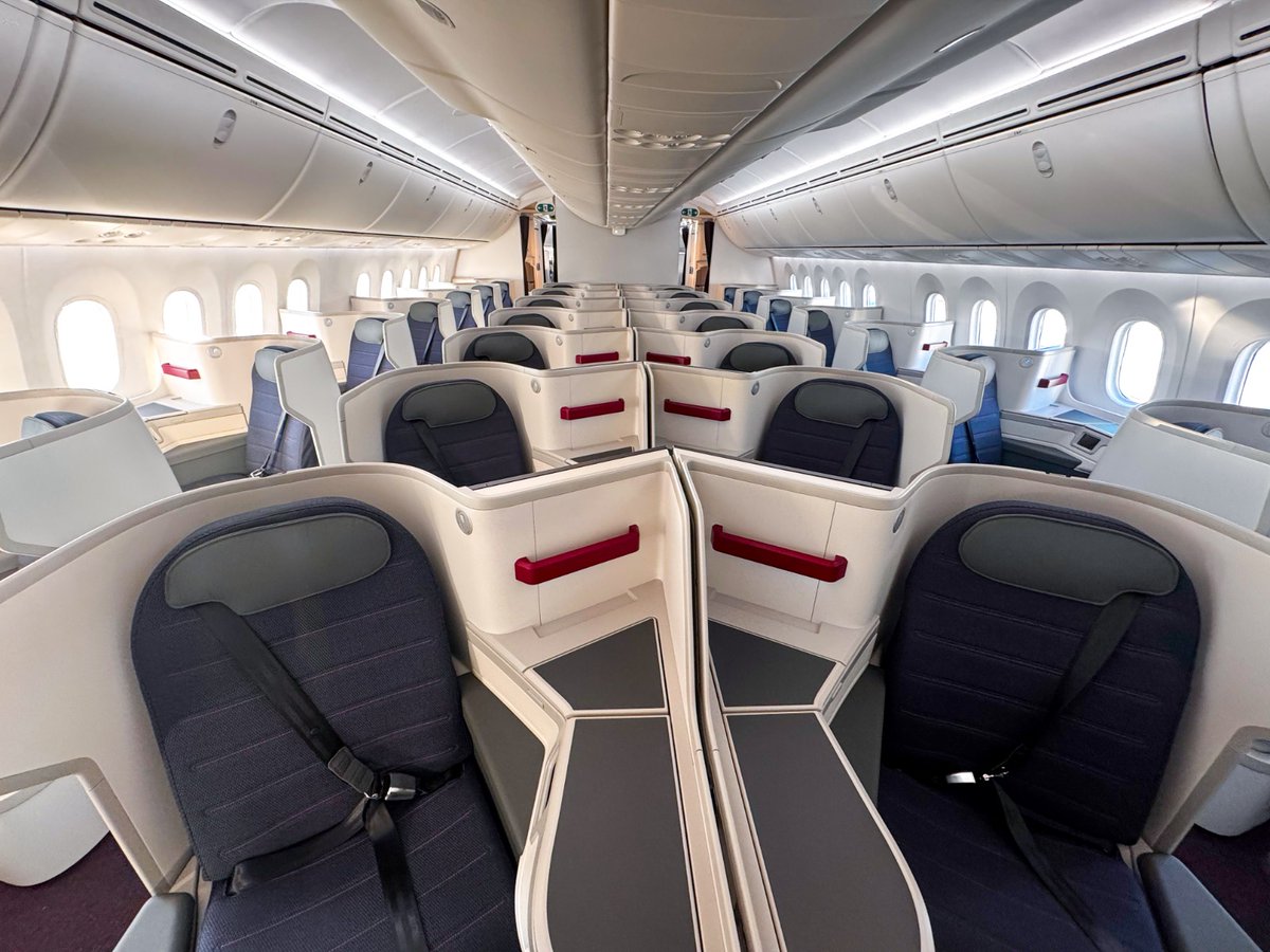 Aeroméxico's first Boeing 787 Dreamliner in the new livery, which marks the beginning of a new identity to its long-haul fleet.

Aeroméxico received this Boeing 787-9 at the Charleston plant as B787 number 23, and the aircraft will be assigned to the Monterrey-Paris route