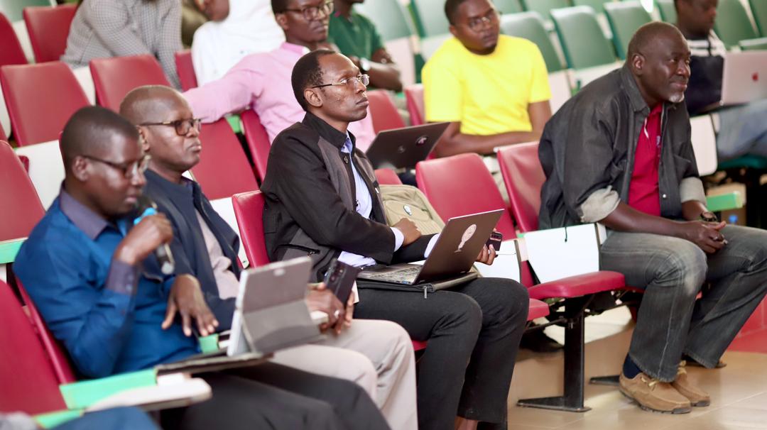 🧬🔬 Le CRISIN’2D de l’EPT a organisé, le 16 décembre 2025, un séminaire de recherche animé par le Dr Samuel Alizon (Collège de France, CNRS, INSERM) sur la phylodynamique et ses applications dans le suivi des maladies infectieuses. 🤝📊

#CRISIN2D #EPT #Recherche