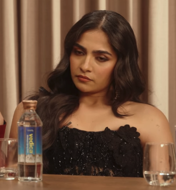DevShuklaKeher's tweet photo. Ohh man she was not Rukmini Vasanth. She was Kanakavathi in that RoundTable @rukminitweets . and how did u learn such legendary english lines. ur english is like some uk resident😭.
#ActorsRoundtable #HollywoodReporterIndia #RukminiVasanth https://t.co/qQWa9J3ZvO