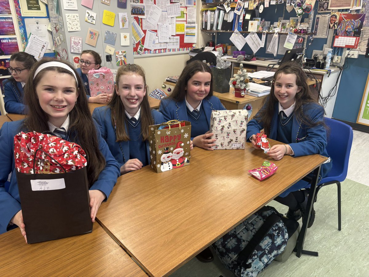 English_SMG's tweet photo. Christmas arrived in SMG today as 8E shared gifts, attended the Carol Service and enjoyed their Christmas party. Merry Christmas everyone!🎄🤶 https://t.co/SUEgGzGPCH