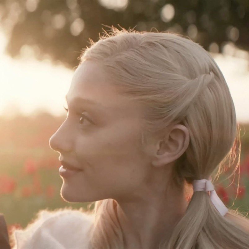 lesbianzgrande's tweet image. ariana really played glinda as gay as she possibly could and made it clear she’s completely and entirely in love with elphaba, and for that i’ll always be thankful