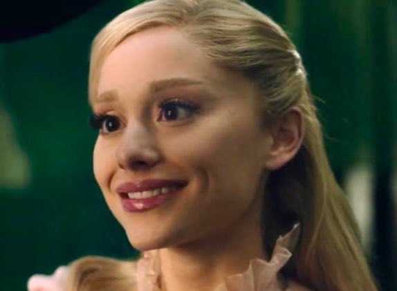 lesbianzgrande's tweet image. ariana really played glinda as gay as she possibly could and made it clear she’s completely and entirely in love with elphaba, and for that i’ll always be thankful