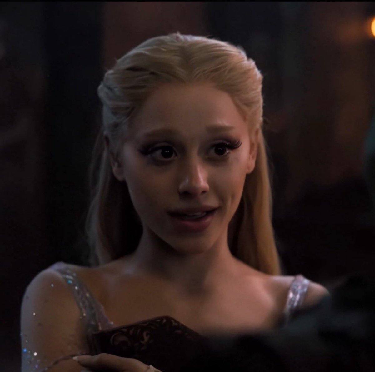 lesbianzgrande's tweet image. ariana really played glinda as gay as she possibly could and made it clear she’s completely and entirely in love with elphaba, and for that i’ll always be thankful