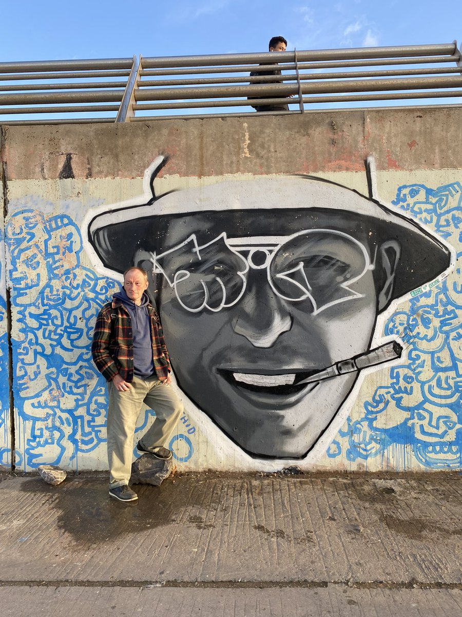 Внезапно, мураль возле мечети Хасана II в Касабланке. Думаю большинстао тут просто не знают кто это. Вспомнилось, что массажистки в Тае видя мою татуху с Хантером всегда спрашивали не отец ли это мой. Отец, – отвечал я, – кто же ещё.