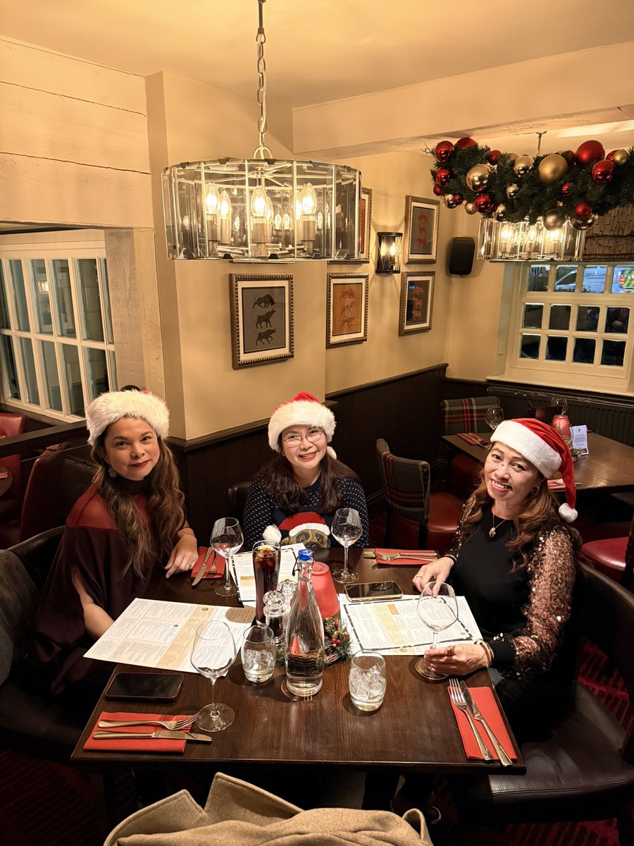 merce44's tweet image. Christmas dinner with my besties♥️😘🎄🎉🎁