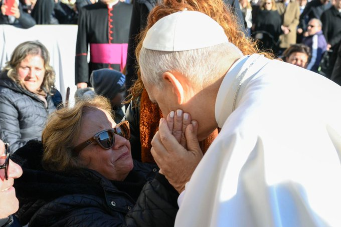 vaticannews_fr's tweet image. 🎙️ Journal l #RadioVatican, l'édition de 18h du 17 décembre en réécoute → vaticannews.va/fr/podcast/le-…

🇻🇦 Le Pape condamne l'#antisémitisme 
🇦🇺 Commémoration de la fusillade de Sydney
🇹🇳15 ans après la révolution de Jasmin #Tunisie
🇻🇪Le Mexique contre une intervention au Venezuela