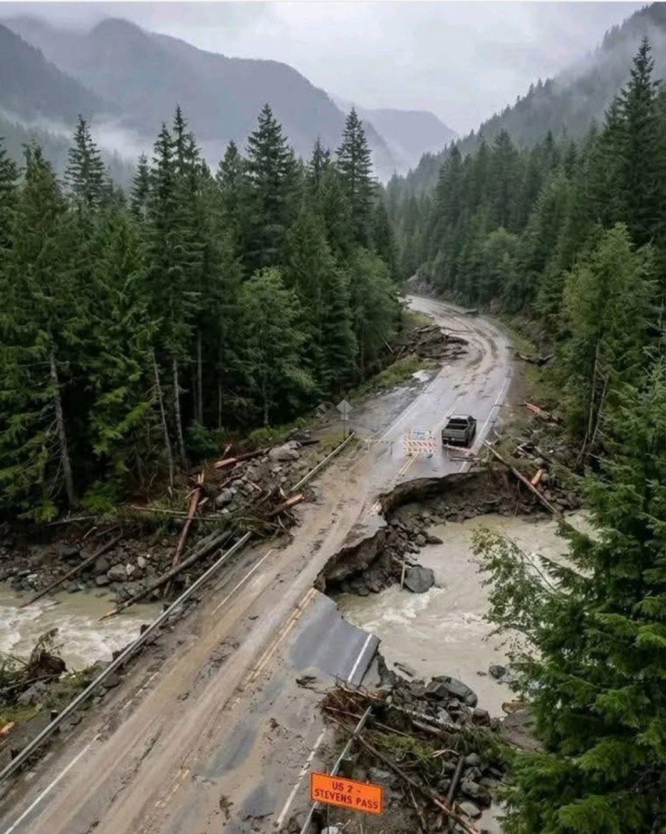 RootLocale's tweet image. Prayers for Leavenworth and all those affected by this flooding.

US 2 good ng I er the Cascades has washed out in yet another spot. Tourism will be greatly impacted.