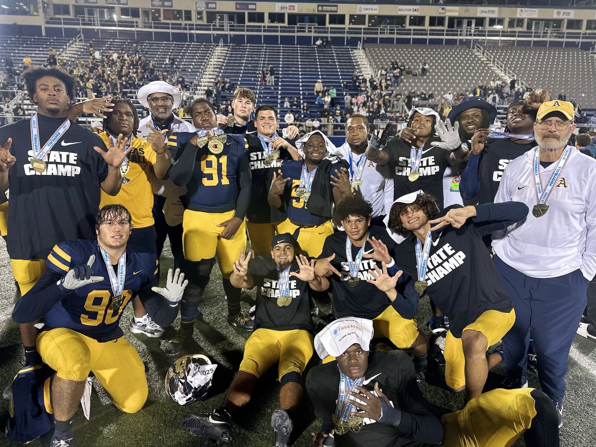 Jbollo12's tweet image. Champions 4 Christ✝️@STA_Football @CoaHarriott #7peat