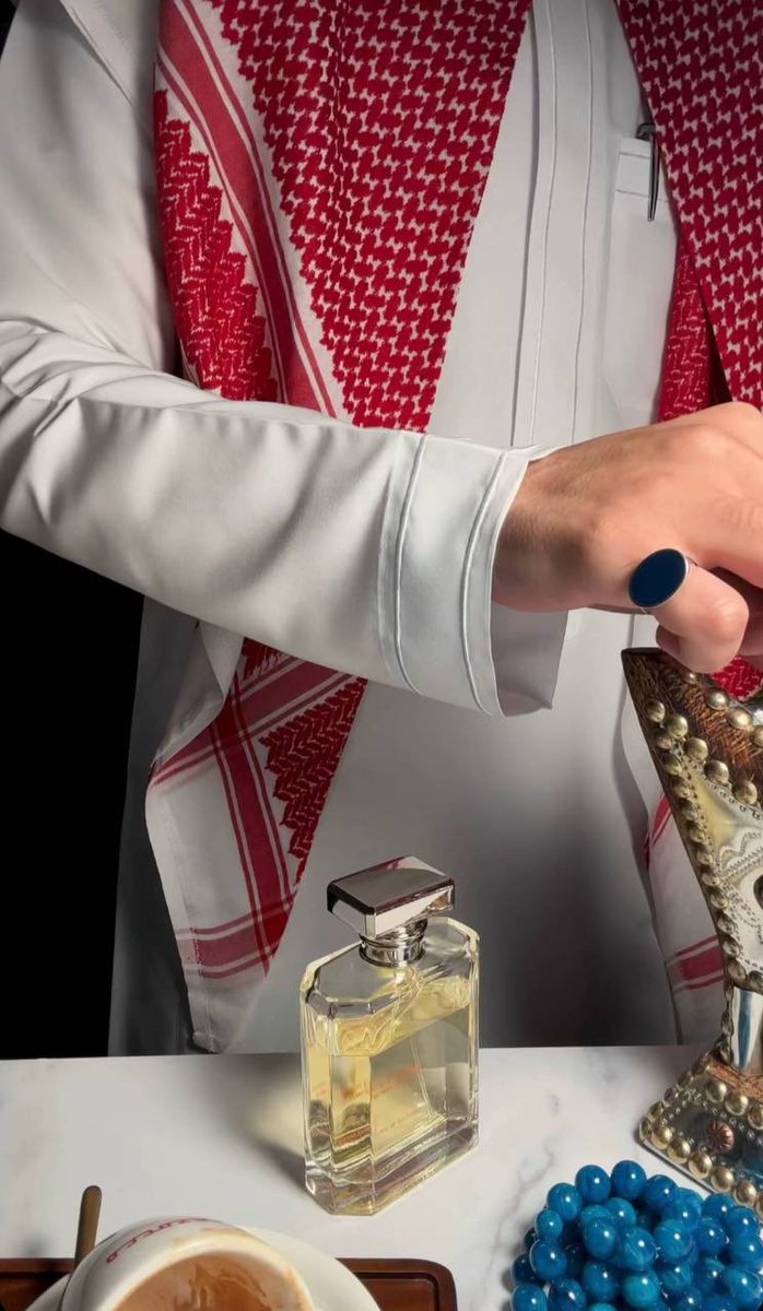 جعلت نبضها عشقي،،
 وحروف إسمها طوق حول عنقي،،
 و عطرها  أنفاسي،،
 و قلبها مسكني،،
عشقتها  و إنتهى أمري،،