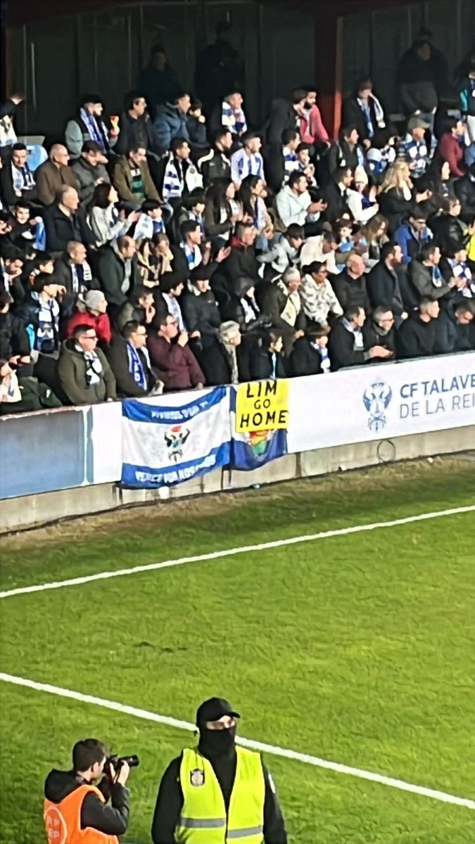 LIM GO HOME

🤝 Luce una pancarta en contra del propietario del Valencia en el partido de Copa entre el Talavera y el Real Madrid

😅 El día de la Junta General 

📸 <a href="/matoribio85/">Miguel Ángel Toribio</a>