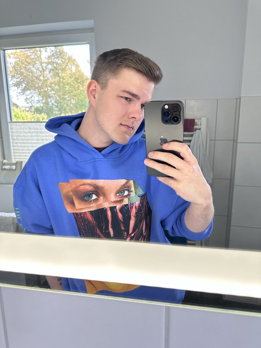 Fogii1511's tweet photo. 👀💙
#TaylorSwift #swifty #gay https://t.co/bkiB8XTg5v
