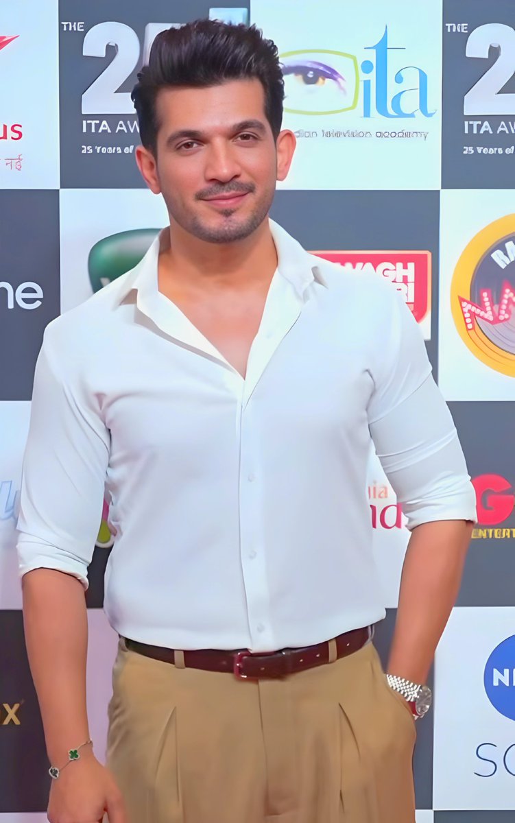 moonxhin's tweet photo. Arjun ke aate hi everyone is screaming for his shows . The way everyone is asking &amp; rooting for his comeback  . The Aura of him is something else >>> ❤️‍🔥💅🏻🗿 

Love his ITA's look &amp; how sweetly he's giving pics to his fans. 🧿❤️✨🤌🏻

#ITA2025 #ITAAwards2025 #ArjunBijlani https://t.co/QDByzqslzk