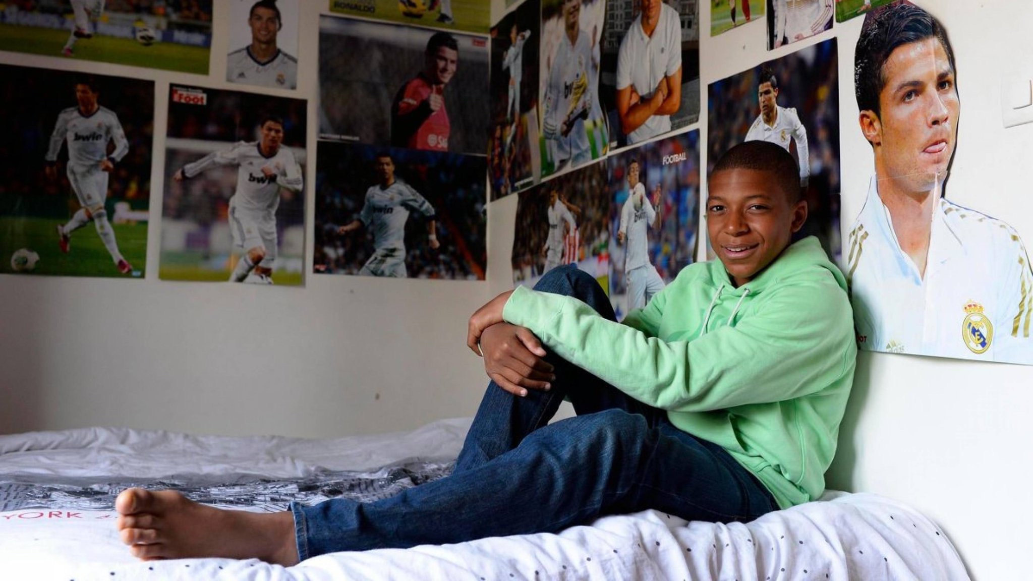 كيليان مبابي يحتاج الآن إلى هدفين فقط لتحطيم رقم كريستيانو رونالدو القياسي كأكثر لاعب تسجيلًا للأهداف في عام ميلادي واحد مع ريال مدريد.. مبابي وصل إلى 58 هدفًا، بينما يتوقف رقم كريستيانو القياسي عند 59 هدفًا 